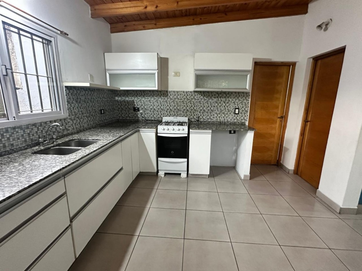 ALQUILER PH 2 AMBIENTES AL FONDO - BERNAL OESTE