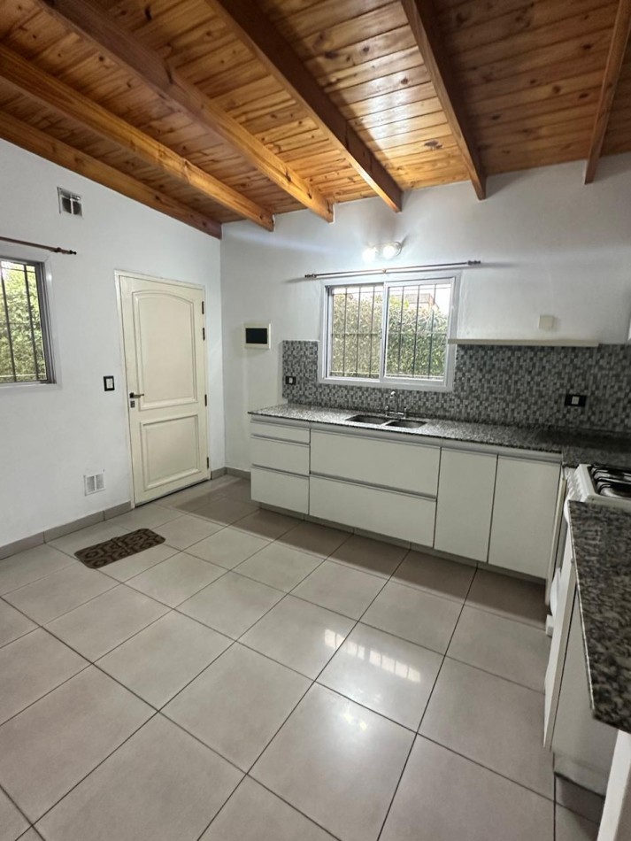 ALQUILER PH 2 AMBIENTES AL FONDO - BERNAL OESTE