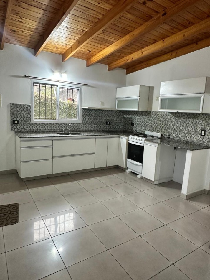 ALQUILER PH 2 AMBIENTES AL FONDO - BERNAL OESTE