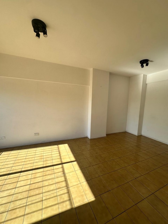 OPORTUNIDAD, Amplio departamento en Alquiler 2 1/2 ambientes - Quilmes Centro