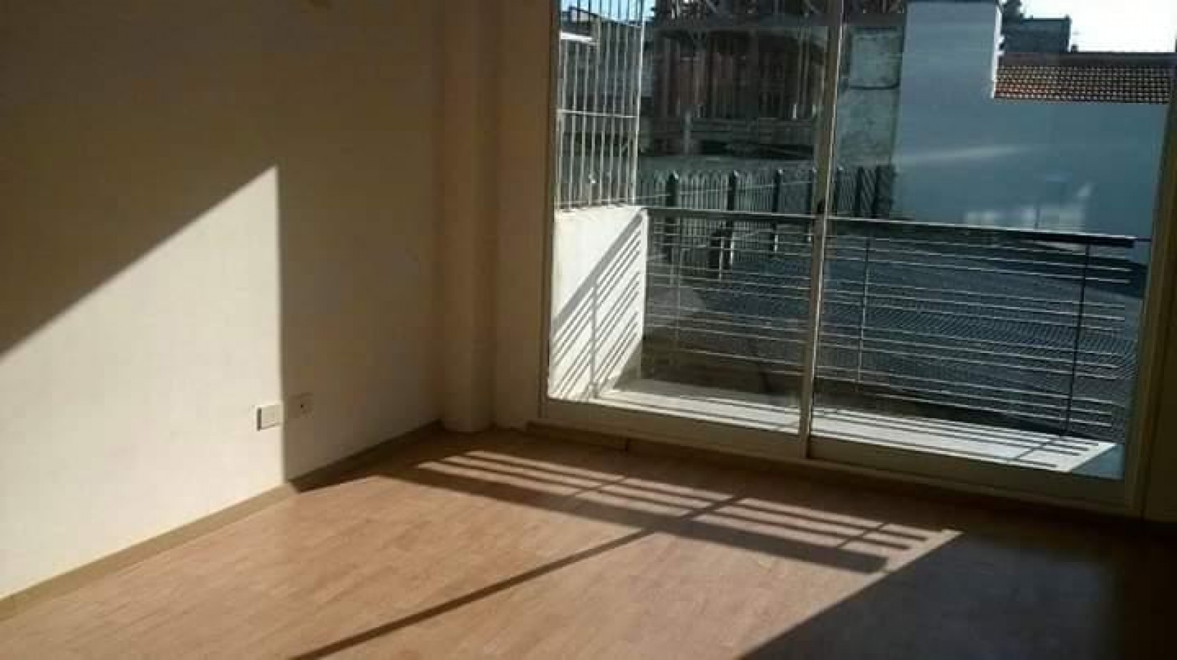 SE ALQUILA MONOAMBIENTE EN BERAZATEGUI CENTRO