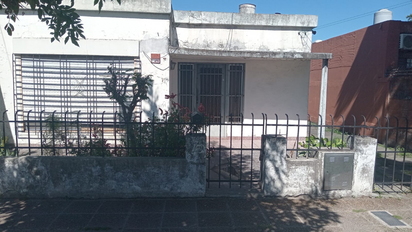 SE VENDE CASA DE 3 AMBIENTES - FLORENCIO VARELA