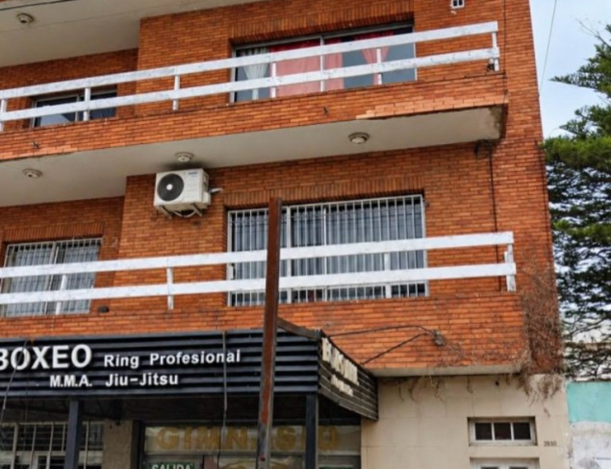 Se alquila amplio departamento tres ambientes