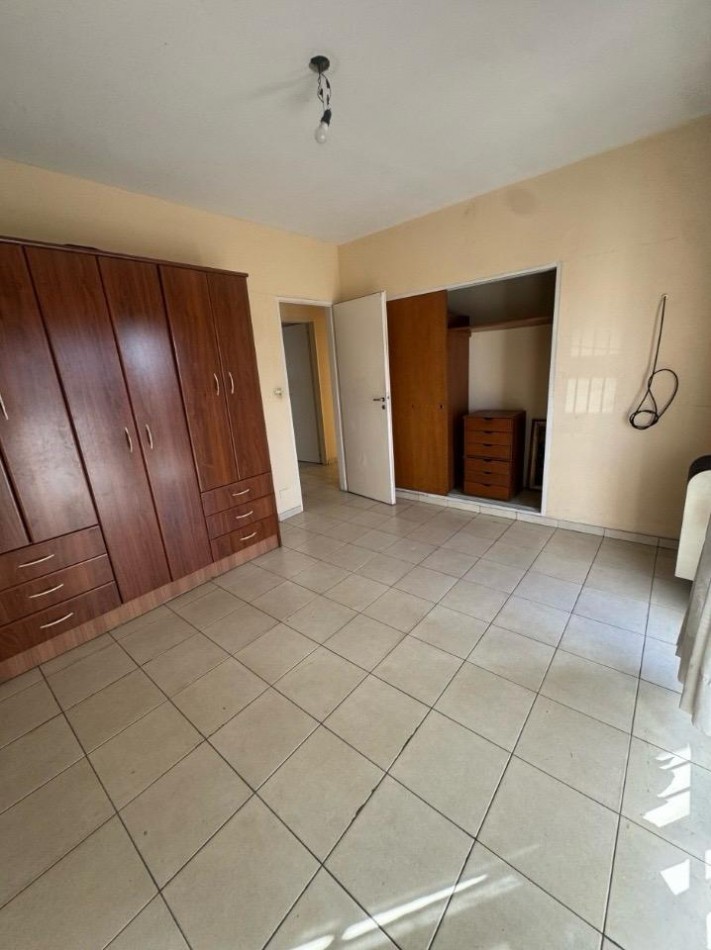 Se alquila amplio departamento tres ambientes