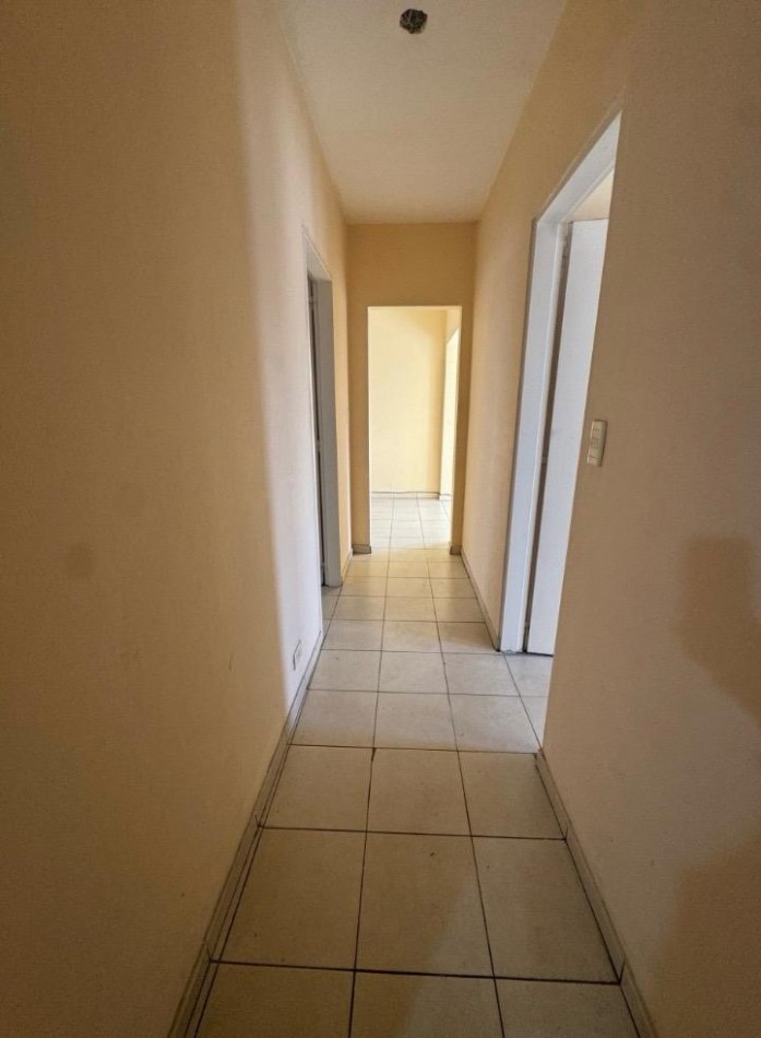 Se alquila amplio departamento tres ambientes