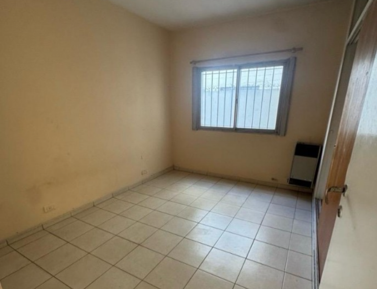 Se alquila amplio departamento tres ambientes