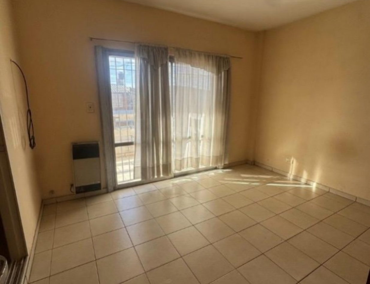 Se alquila amplio departamento tres ambientes
