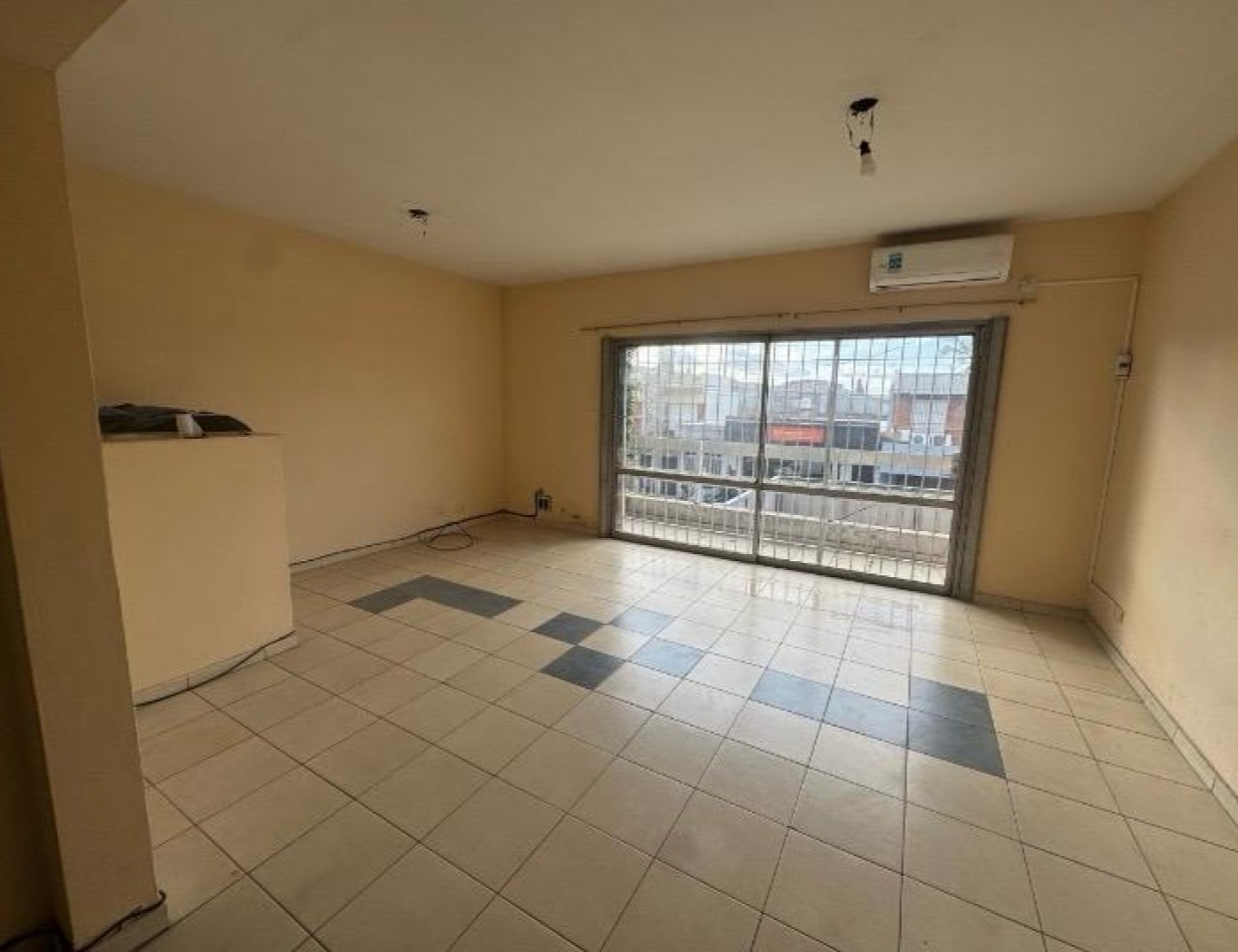 Se alquila amplio departamento tres ambientes