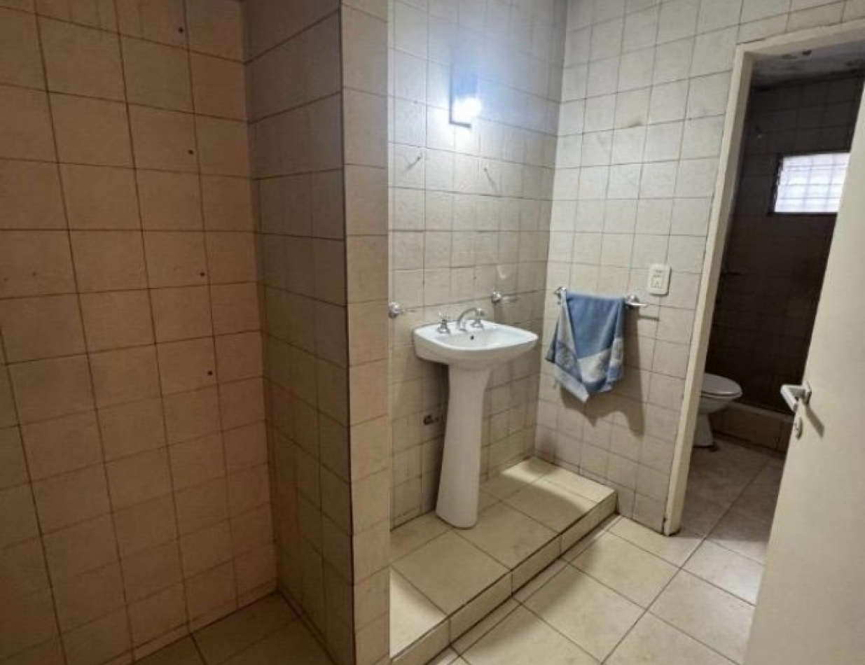 Se alquila amplio departamento tres ambientes
