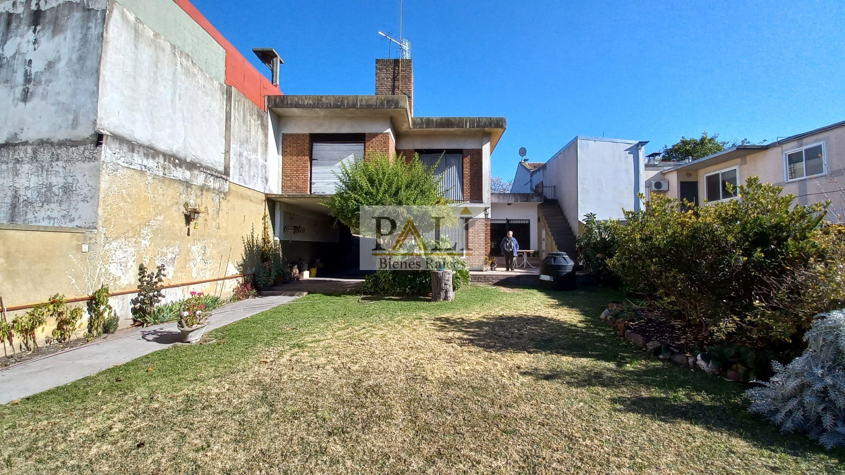 OPORTUNIDAD VENTA AMPLIA CASA EN FLORENCIO VARELA CENTRO - APTA CREDITO HIPOTECARIO