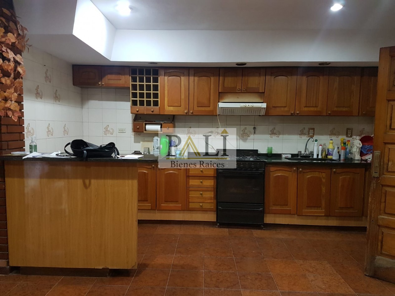 OPORTUNIDAD SE VENDE AMPLIA CASA CON DOS LOCALES EN SOURIGUES