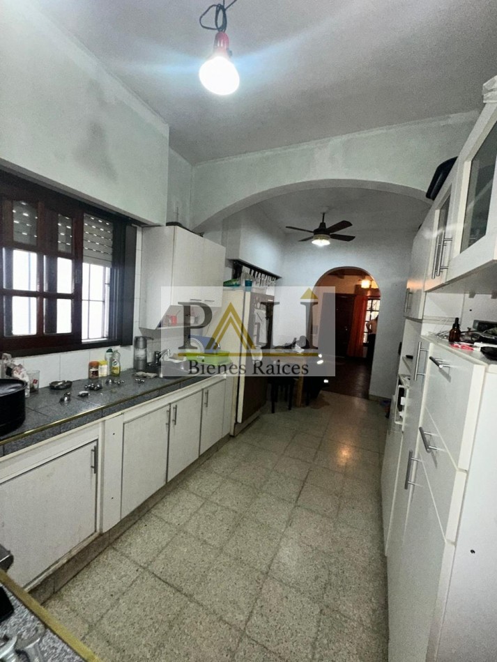 SE VENDE CASA DE 4 AMBIENTES Y DEPARTAMENTO DE 2 AMBIENTES 