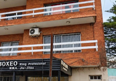 Se alquila amplio departamento tres ambientes